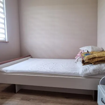 Konie Nobis 604-217-328 Apartman